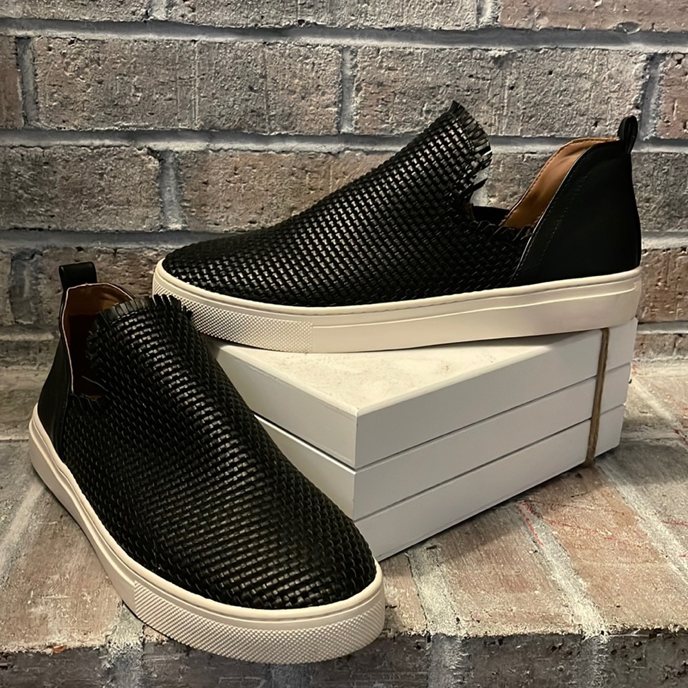 Women’s casual black shoes